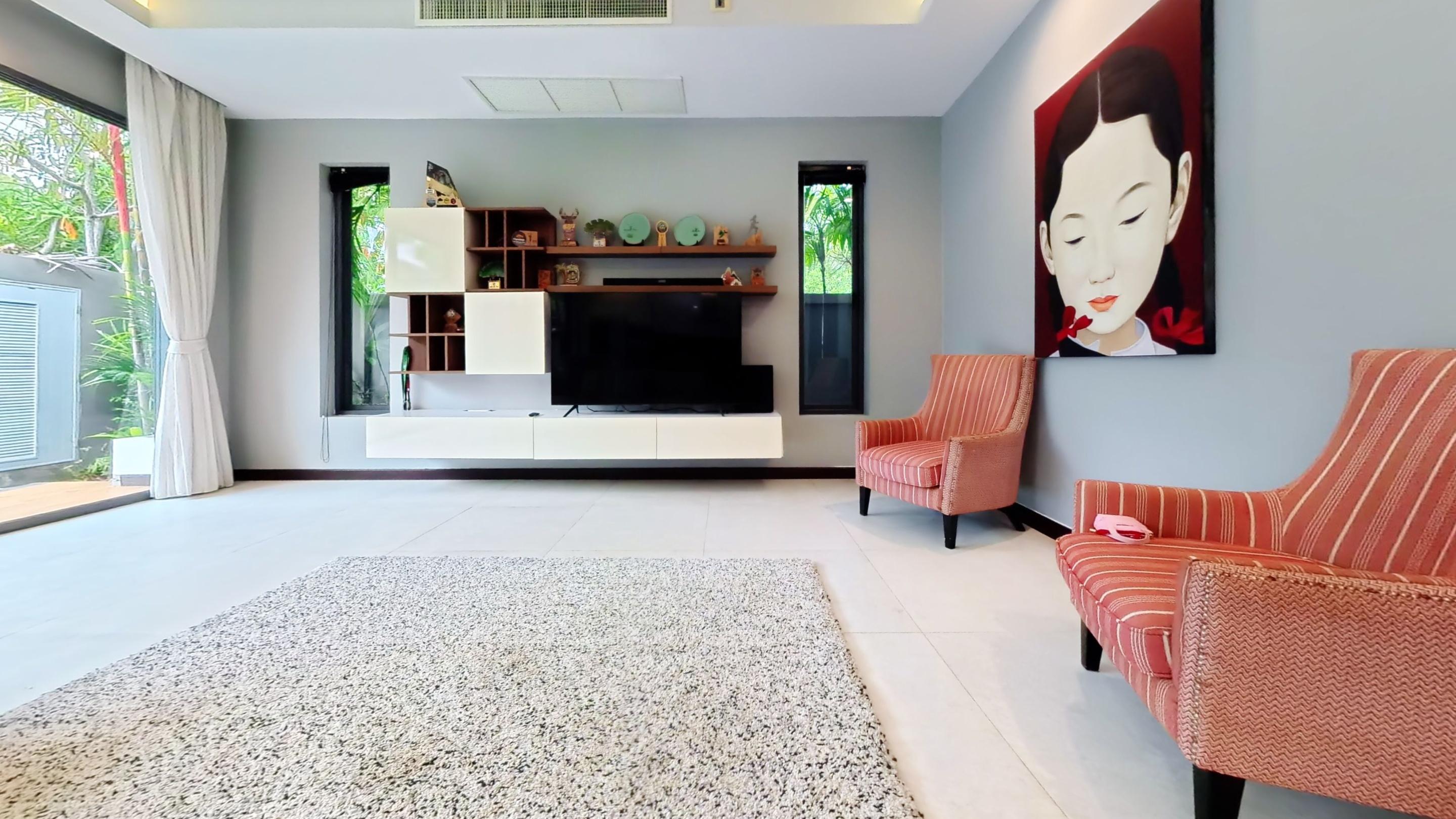 Spacious living room